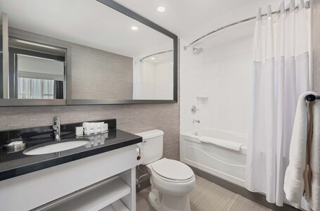 Sandman Signature Toronto Airport Hotel - Image 39