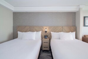 Grand kamer, 2 queensize bedden, balkon | Luxe beddengoed, een kluis op de kamer, een bureau, een laptopwerkplek