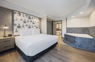 Ropa de cama de alta calidad y caja de seguridad en la habitación 