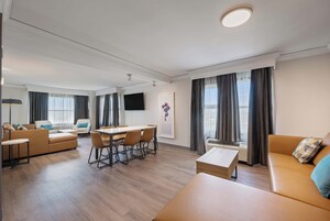 Ropa de cama de alta calidad y caja de seguridad en la habitación 