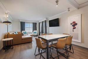 Grand suite, 1 kingsize bed met slaapbank, keuken (Jacuzzi) | Luxe beddengoed, een kluis op de kamer, een bureau, een laptopwerkplek