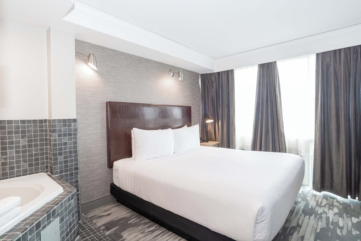Suite, 1 King Bed, Kitchen (Washer Dryer, Jacuzzi) | 1 bedroom, premium bedding, in-room safe, desk