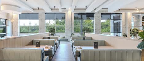 Petit déjeuner et déjeuner servis sur place, spécialités Cuisine fusion