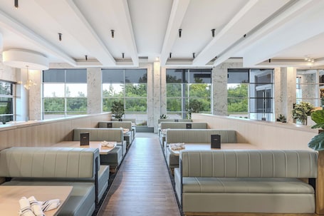 Breakfast, lunch and dinner served . Sandman Signature Toronto Airport Hotel
