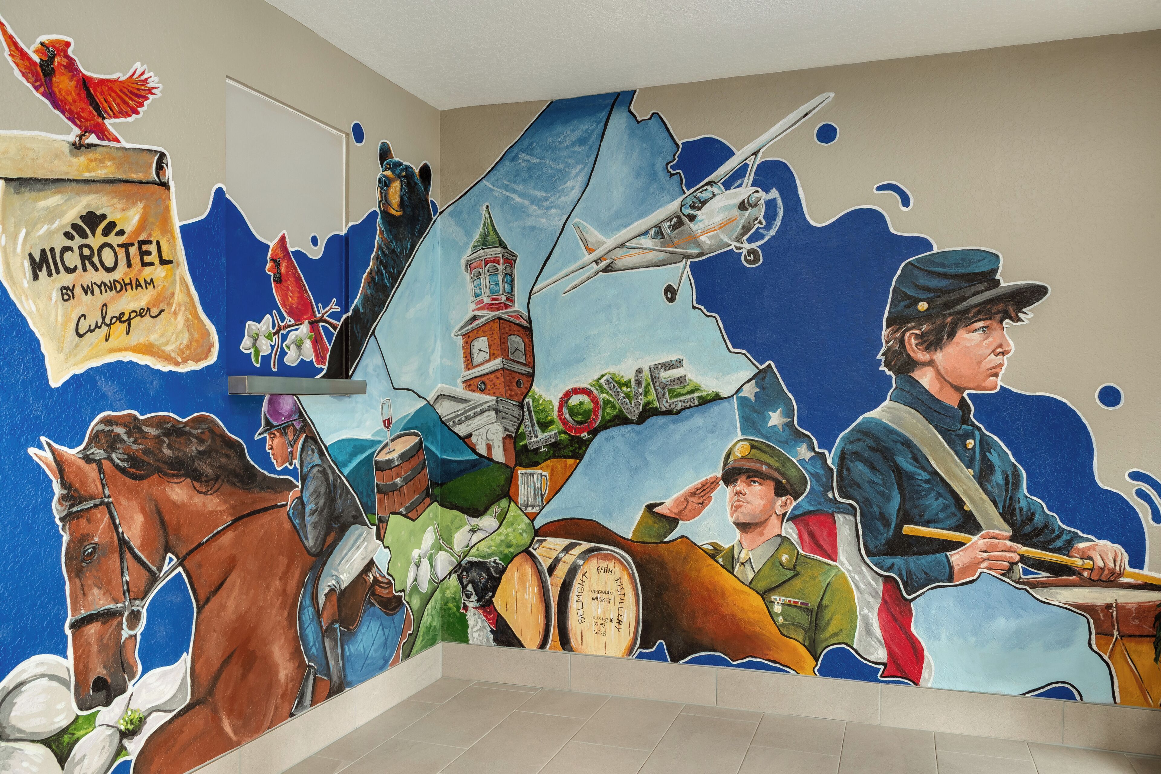 Un mural que muestra un caballo, un soldado y un avión.
