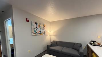 Suite estudio, 1 cama King size, para no fumadores | Escritorio, tabla de planchar con plancha y cunas gratuitas