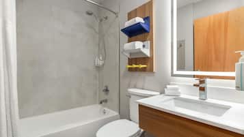 Combined shower/tub, hair dryer, towels