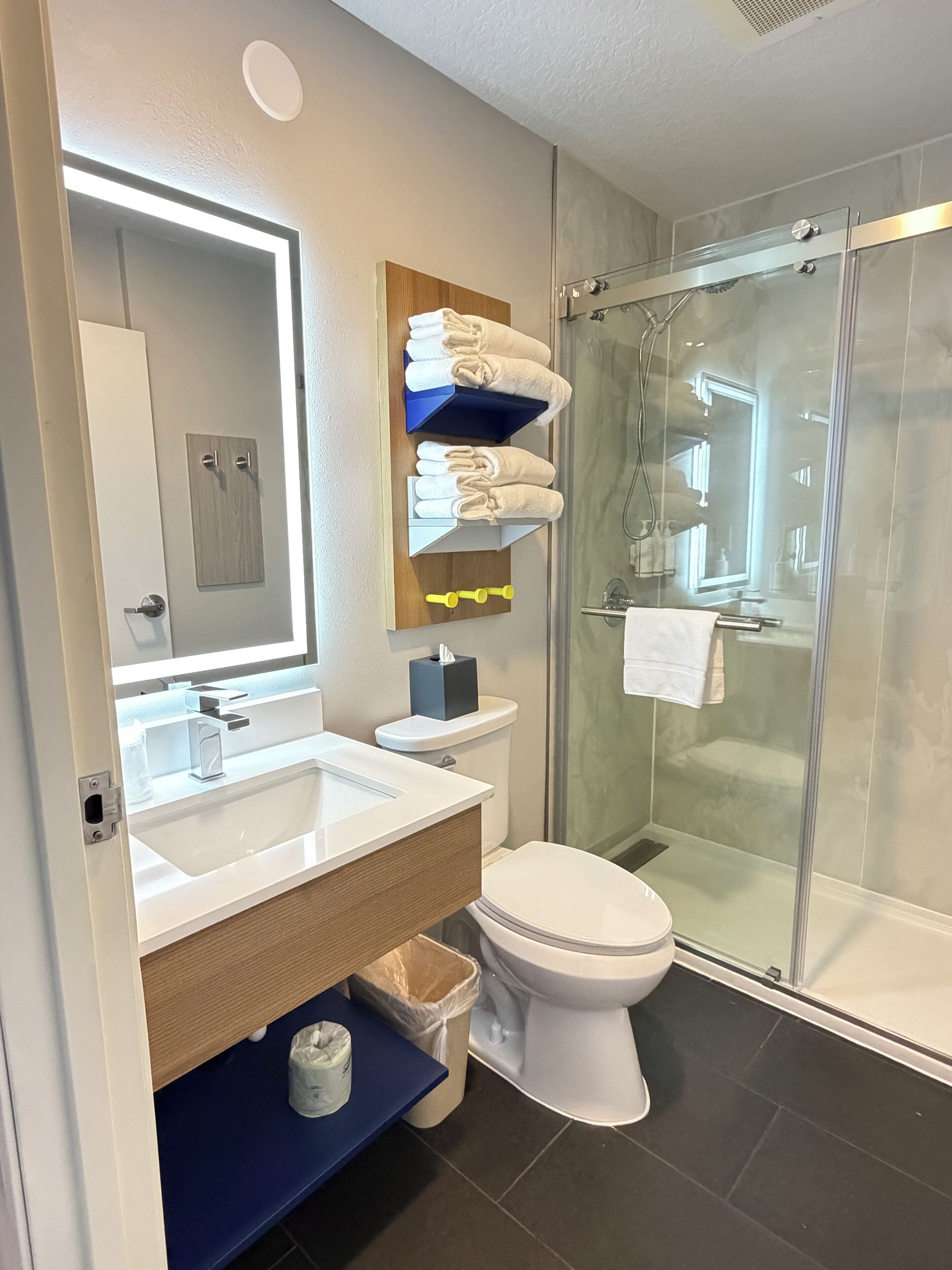 Room, 1 Queen Bed, Non Smoking | Bathroom