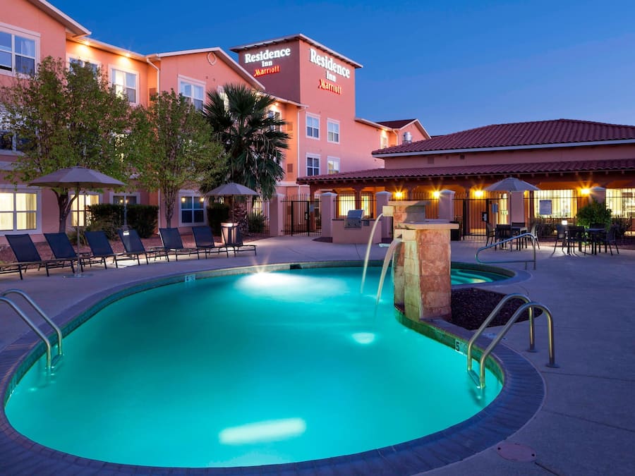 Piscina externa, guarda-sóis, espreguiçadeiras