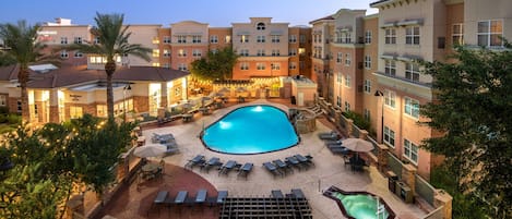 Una piscina al aire libre, sombrillas