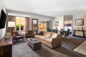 高档床上用品、办公桌、笔记本电脑工作区、遮光窗帘