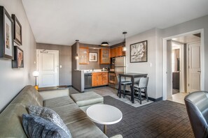 Full-sized fridge, microwave, stovetop, dishwasher - Residence Inn Phoenix Glendale Sports & Entertainment District (Glendale)