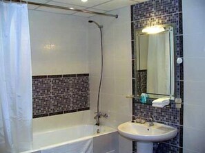 Pengering rambut, bidet, tuala disediakan 