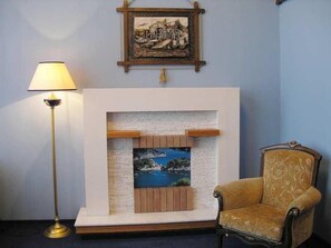 Minibaari, tallelokero huoneessa, työpöytä, ilmainen Wi-Fi