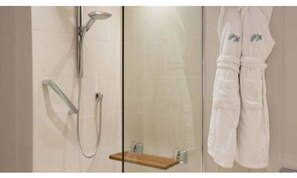 Superior Double Room | Bathroom | Free toiletries, hair dryer, bathrobes, towels
