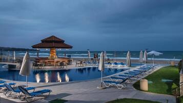 Seasonal outdoor pool, pool umbrellas, sun loungers