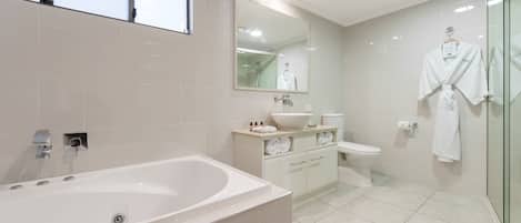 Une salle de bain moderne avec une baignoire, un lavabo et des toilettes.