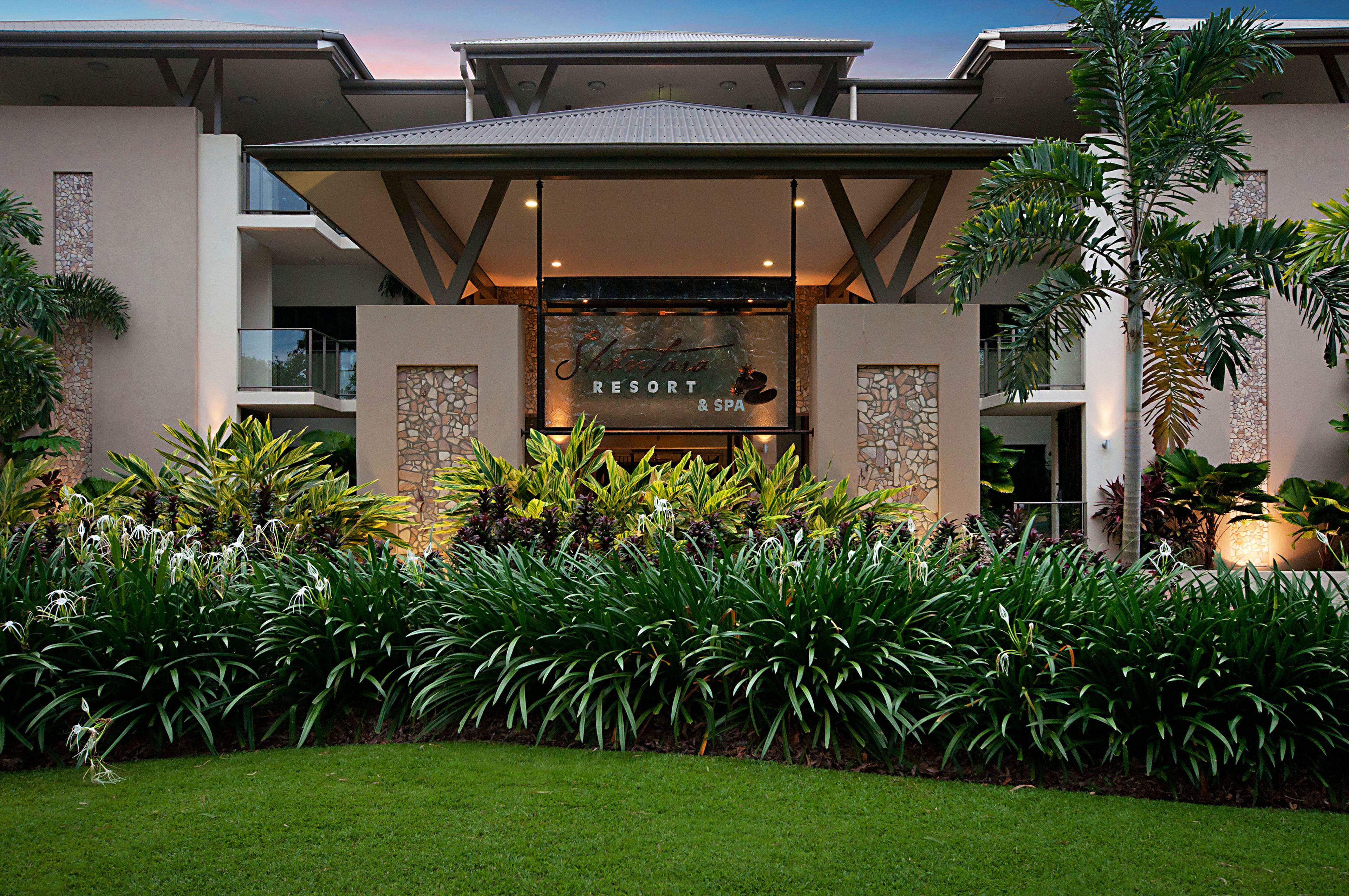 Bagian depan properti - sore/malam
