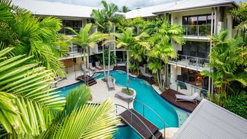 2 outdoor pools, pool loungers