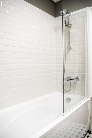 Family Room | Bathroom - Boutique Hotel KRISTOFS (Riga)