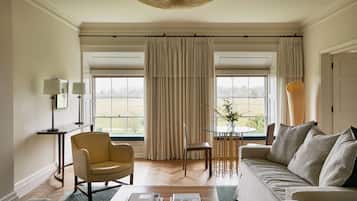 Victoria Suite | Hypo-allergenic bedding, minibar, in-room safe, desk