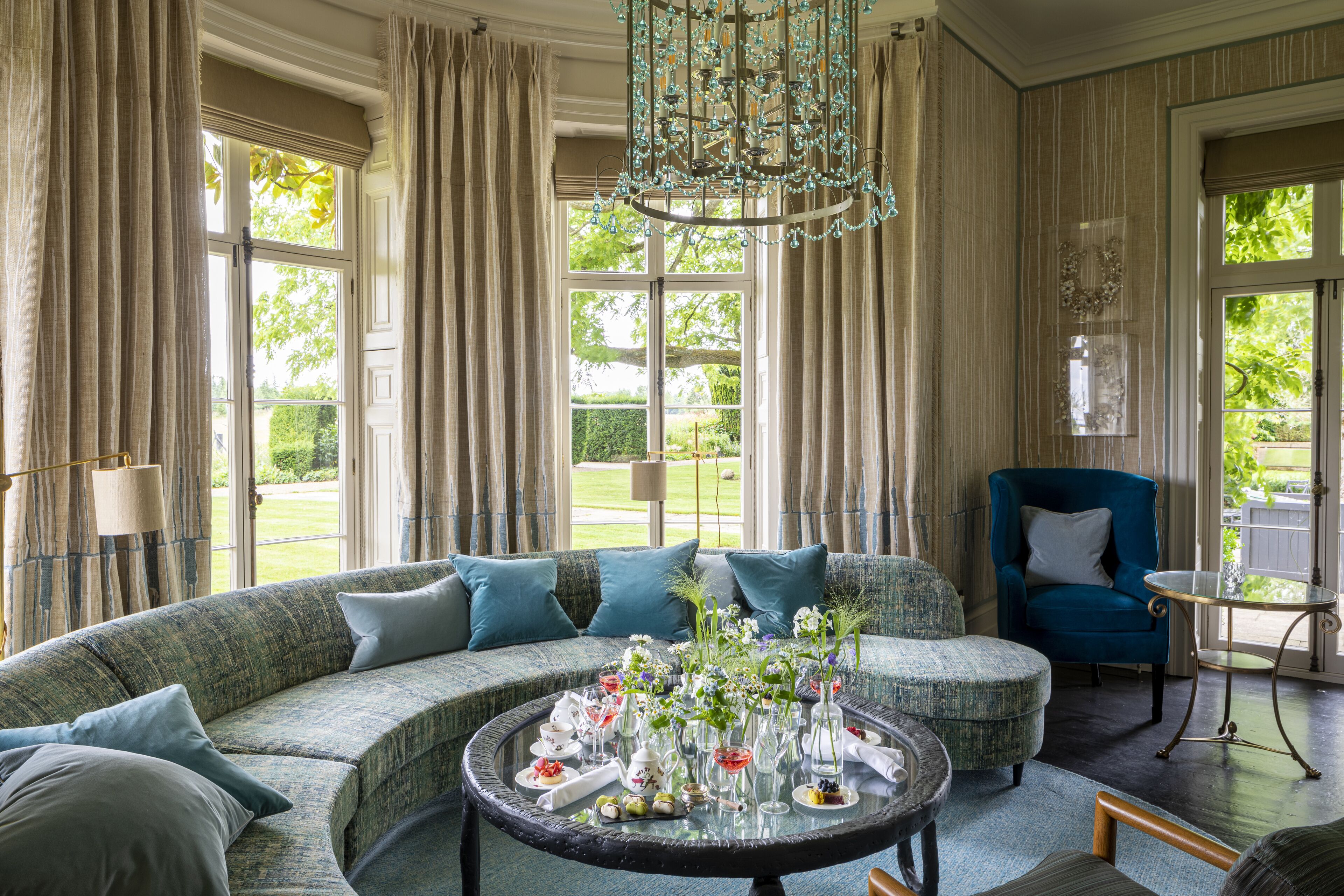 3 bars/lounges, poolside bar, beach bar