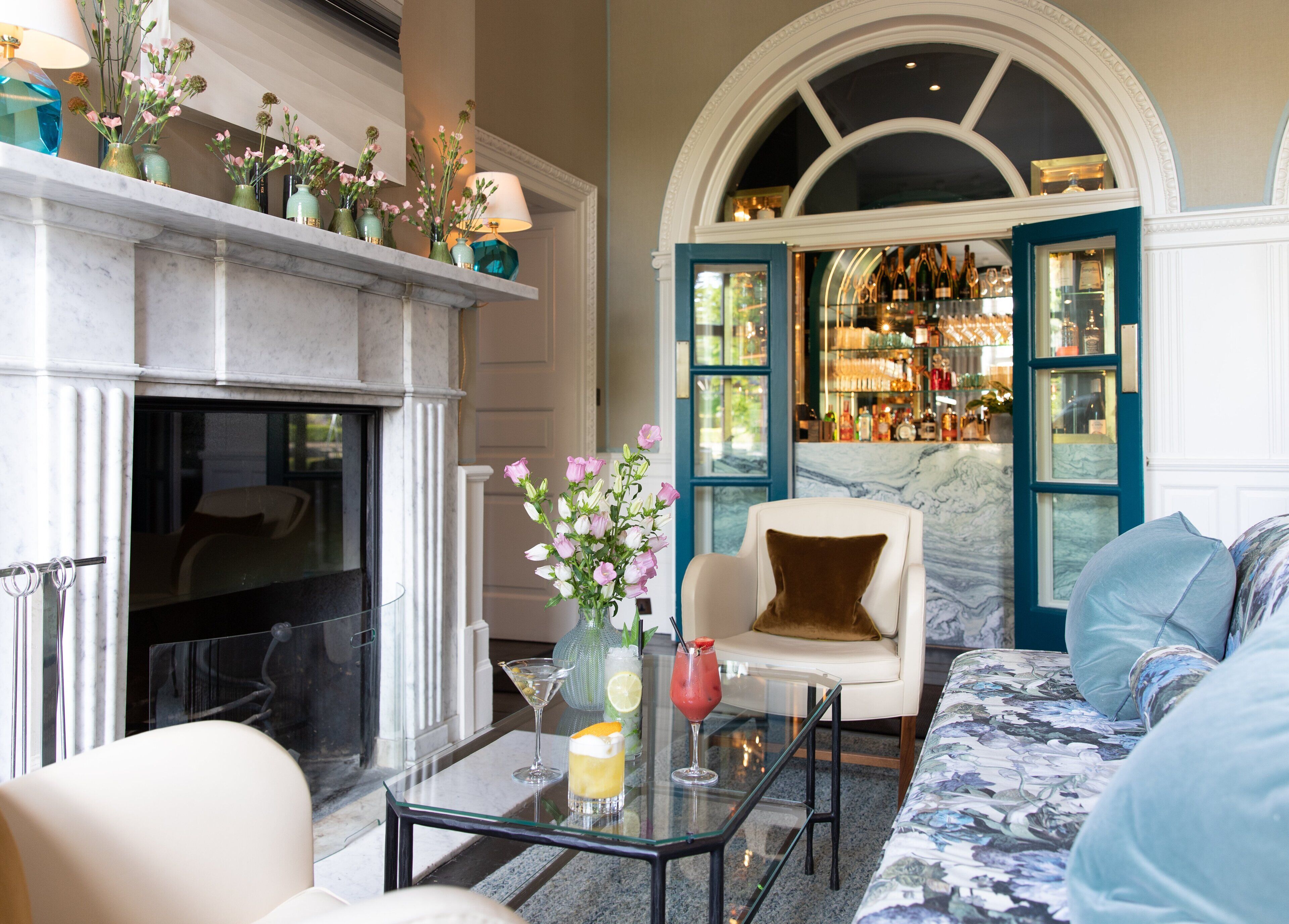 3 bars/lounges, poolside bar, beach bar