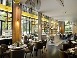 2 restaurants, breakfast served