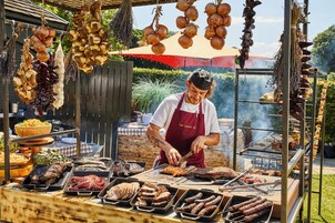 2 restaurants, breakfast served