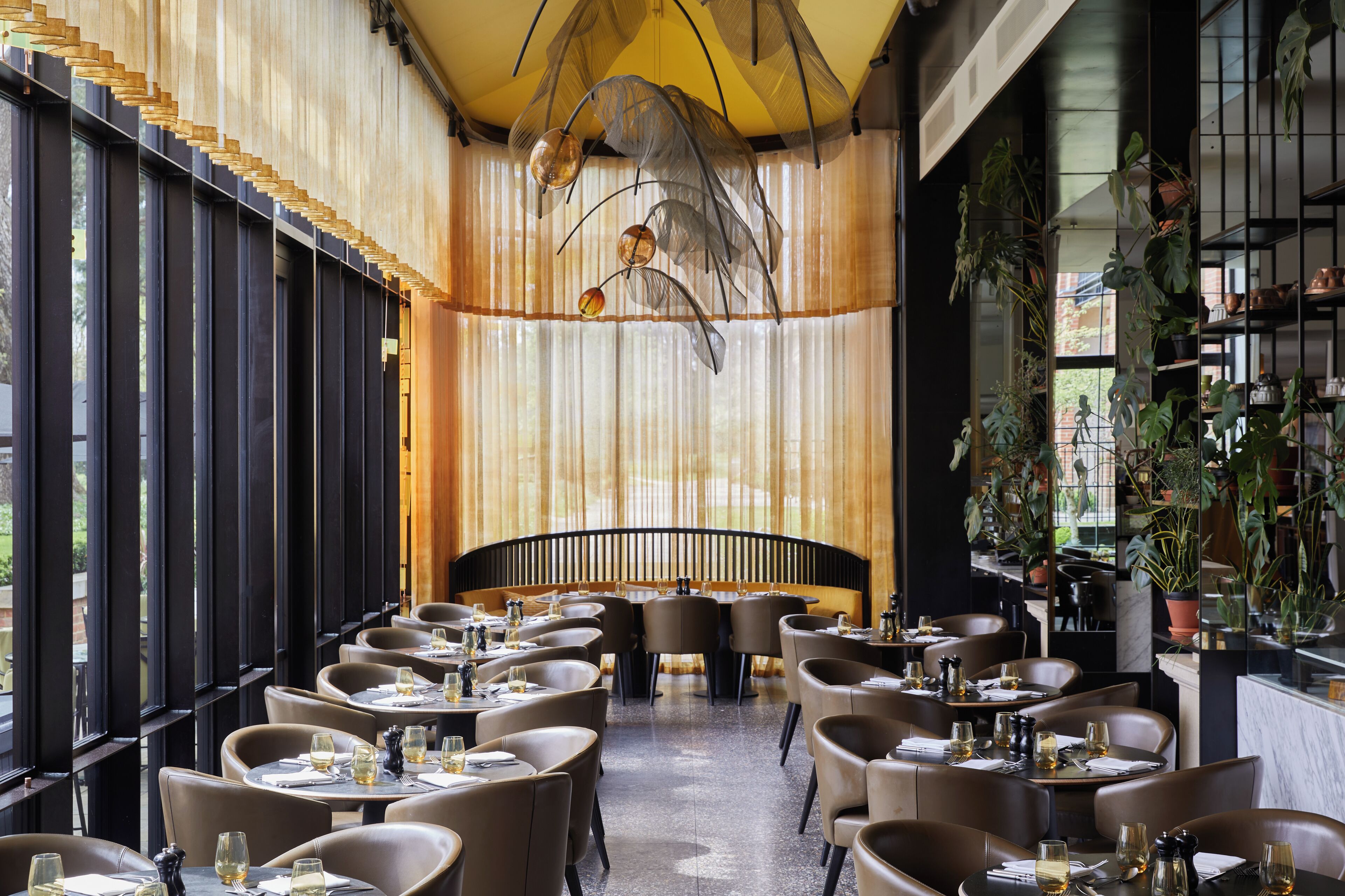 2 restaurants, breakfast served