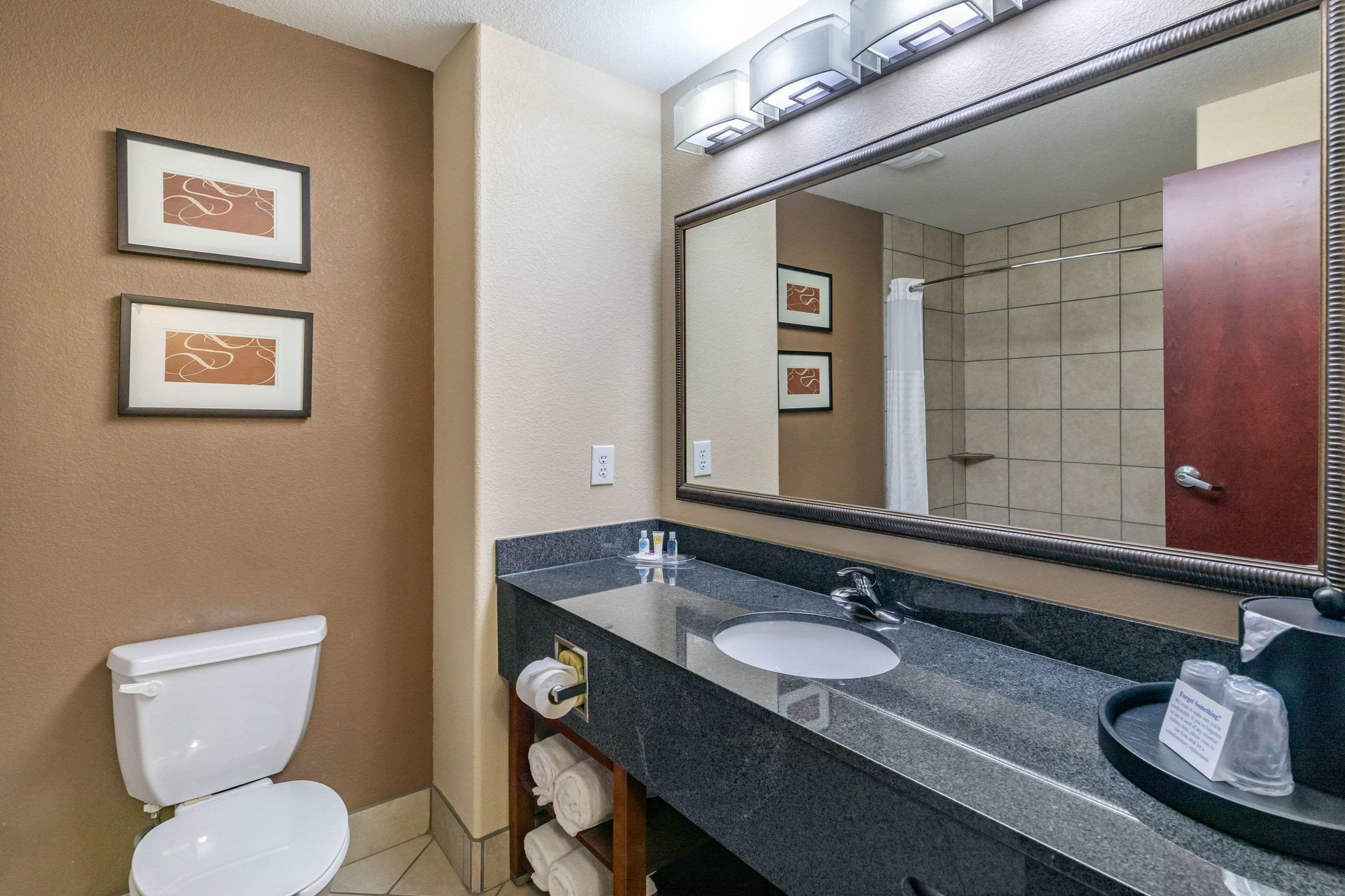 combined shower/bathtub, hair dryer, towels
