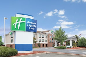 A Holiday Inn Express & Suites building with a prominent sign, brick facade, and a parking lot. - Holiday Inn Express Hotel & Suites Tappahannock by IHG (Tappahannock)