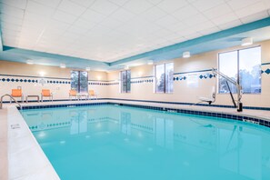 Inomhuspool och solstolar
