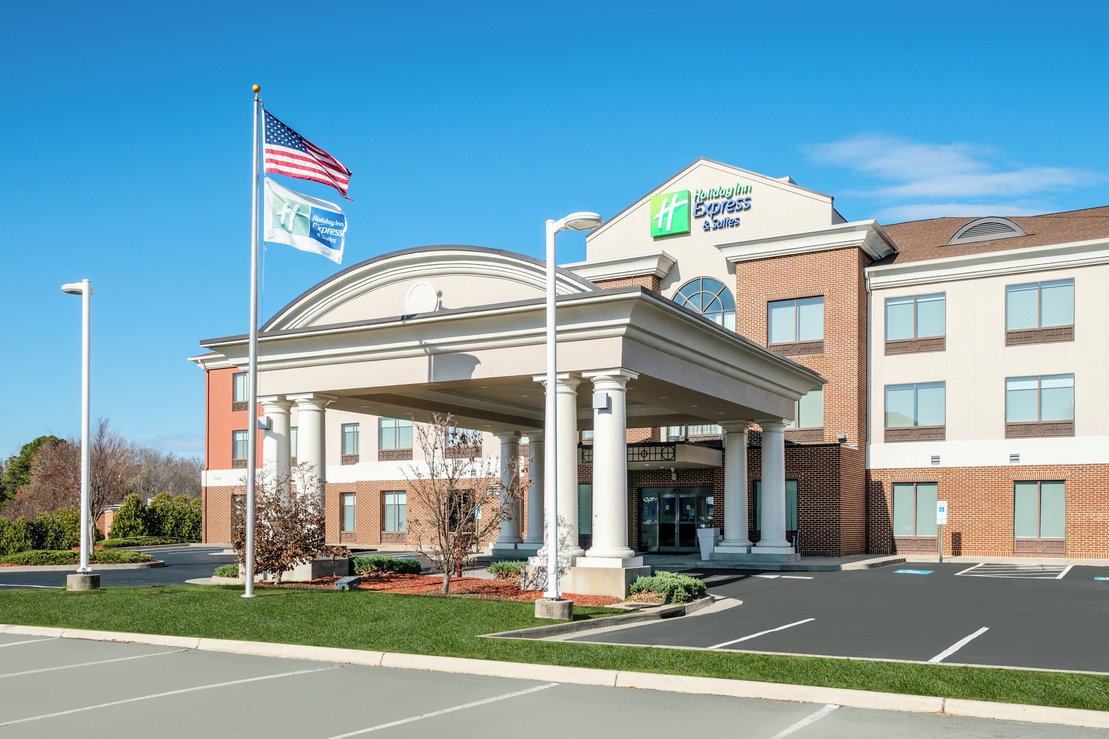 Un bâtiment de l’hôtel Holiday Inn Express, doté d’une entrée couverte et d’un mât sur lequel flotte le drapeau américain.