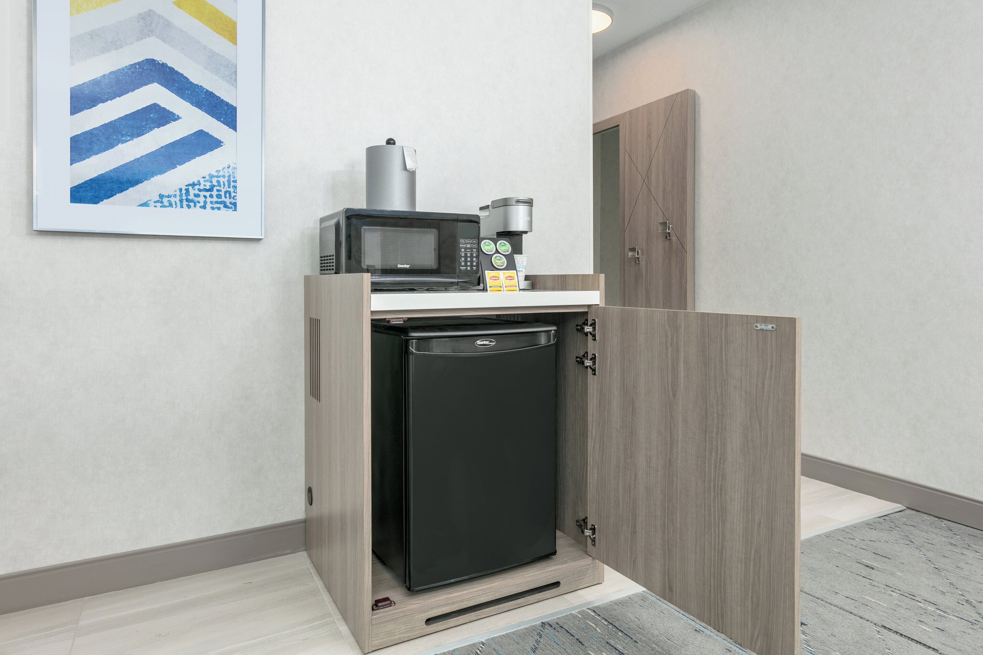 suite, 1 king bed, roll-in shower (mobility, roll-in shower) | 1 bedroom, iron/ironing board, free cots/infant beds, free wifi