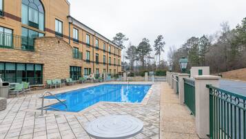 Una piscina al aire libre de temporada