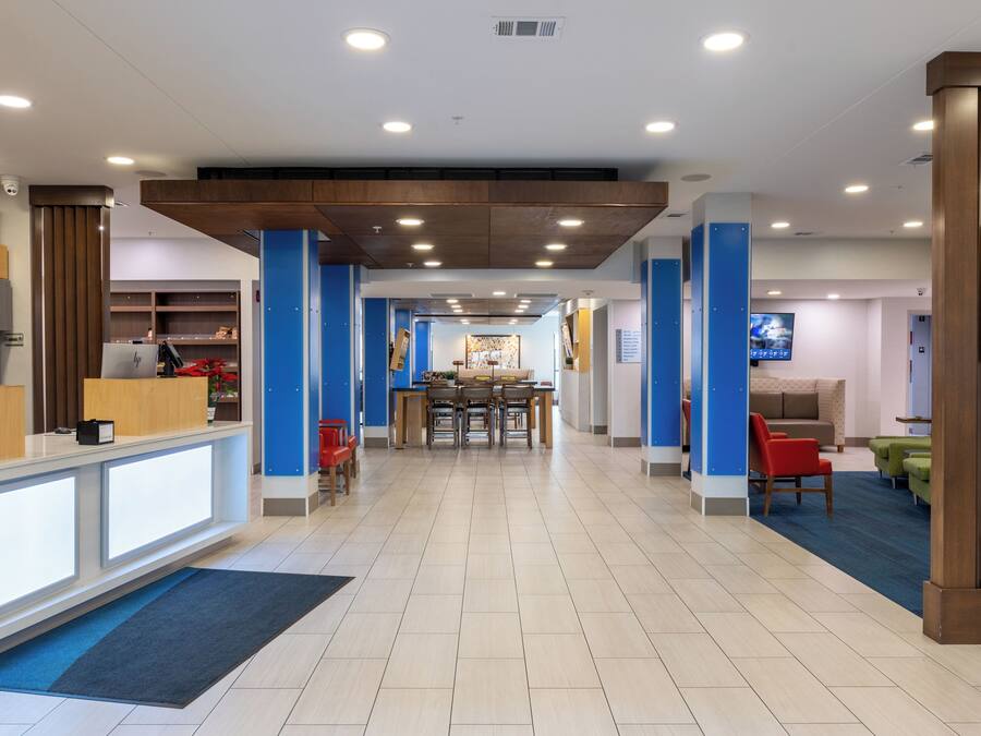 Een 32-inch flatscreentelevisie met satellietzenders en een televisie