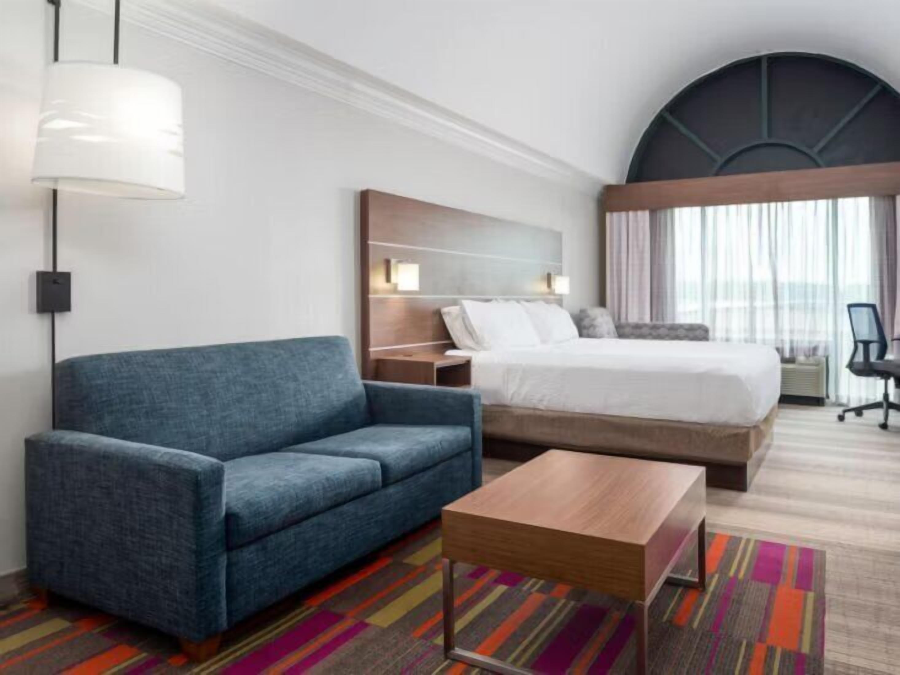 خزنة داخل الغرفة ومكتب ومكواة/لوح كي وأسرّة أطفال/رضّع (مجانًا)