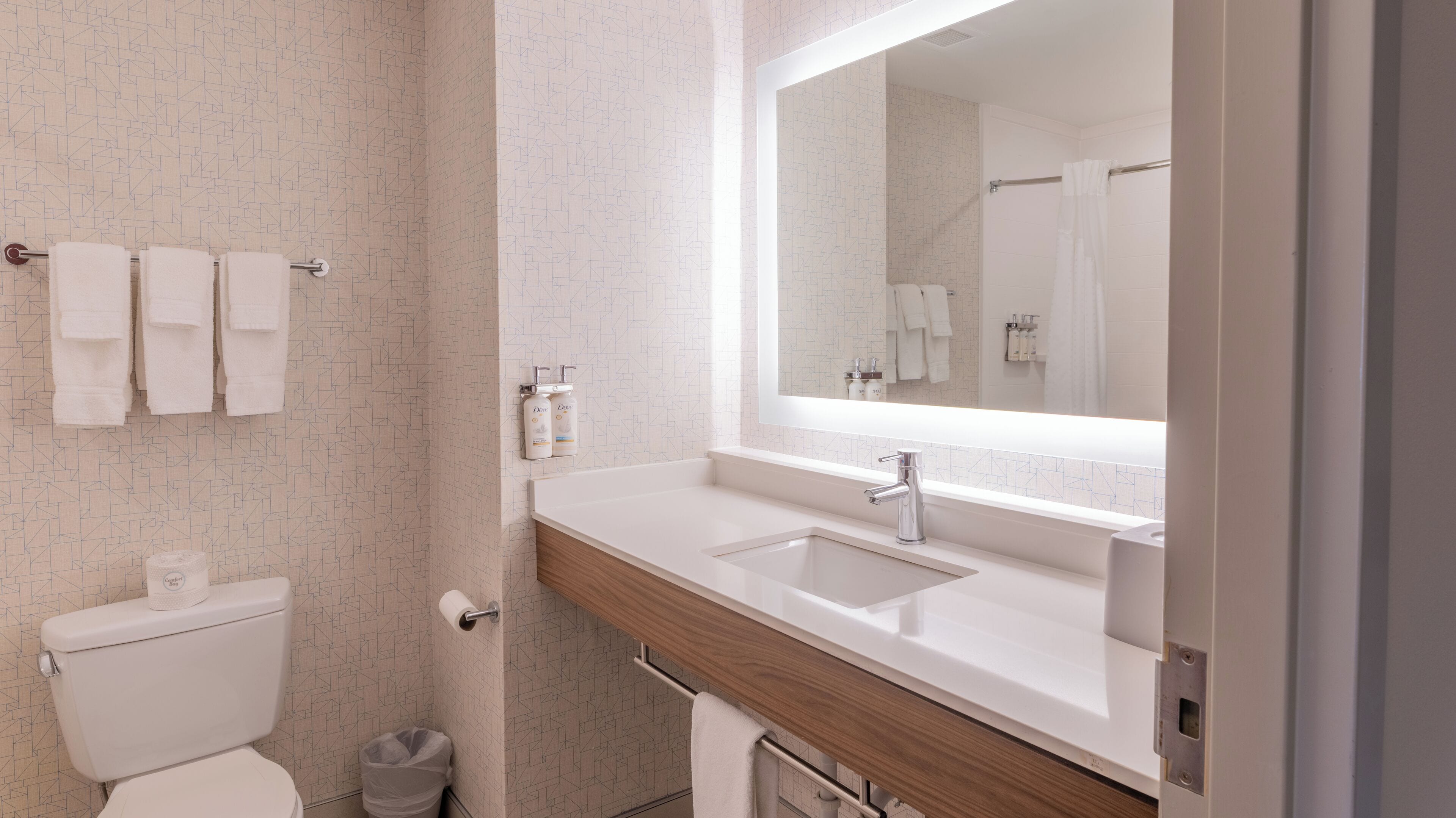 Combined shower/tub, hair dryer, towels
