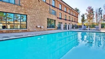 حمّام سباحة خارجي موسمي