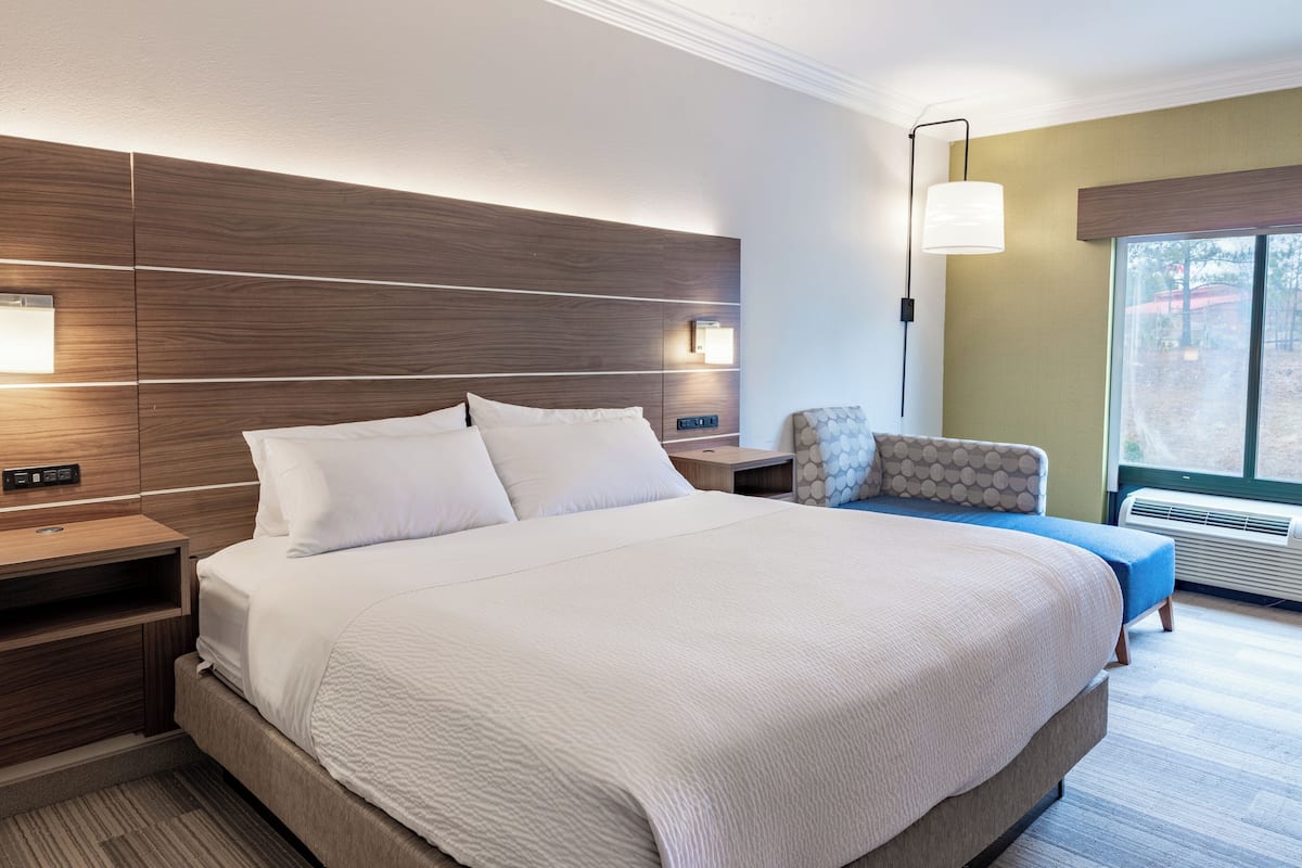 Safe på rommet, skrivebord, strykejern/-brett og barnesenger (inkludert)