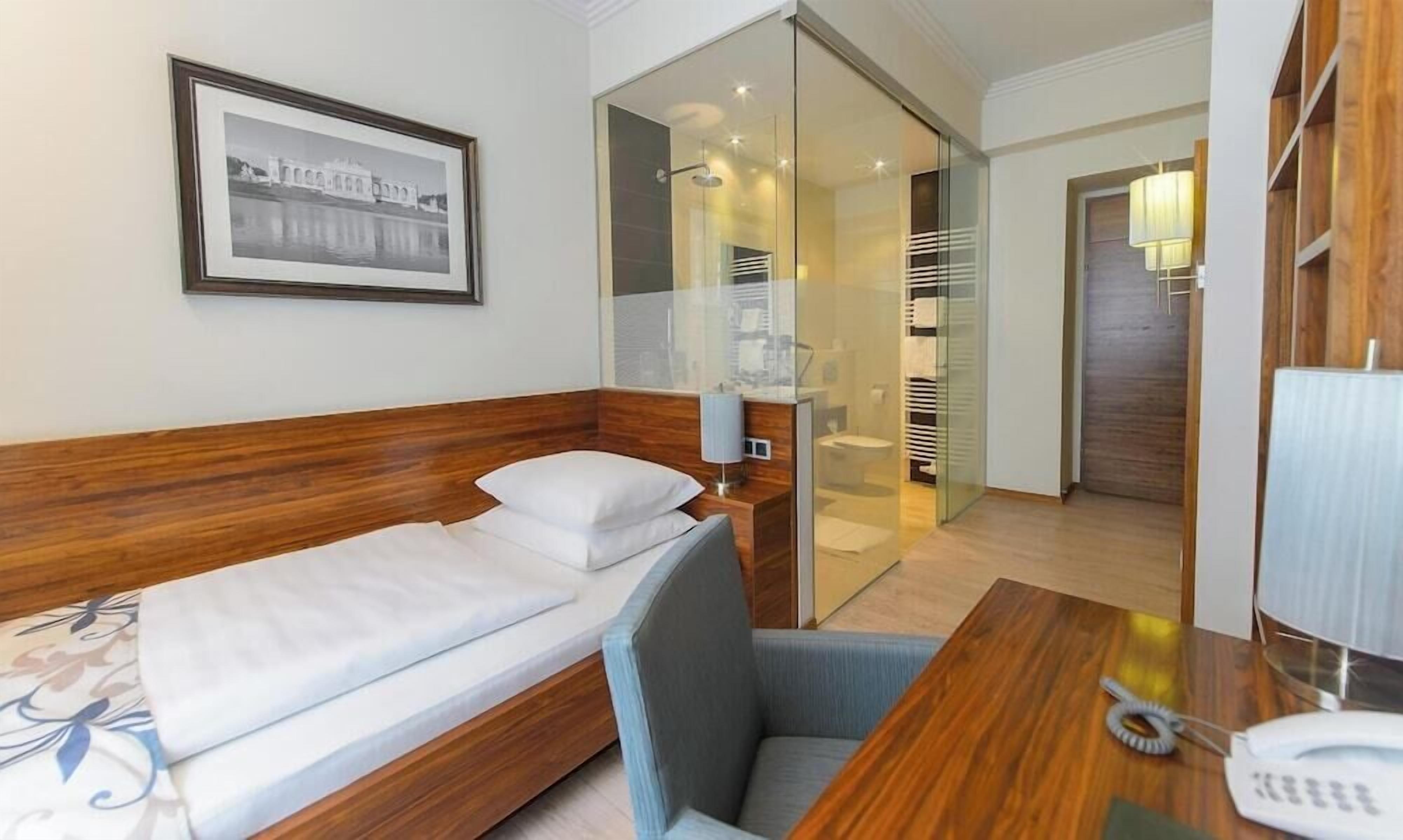 Anti alerjik yatak takımı, minibar, odada kasa, masa 
