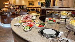 Ein Buffet mit verschiedenen Speisen und Besteck.