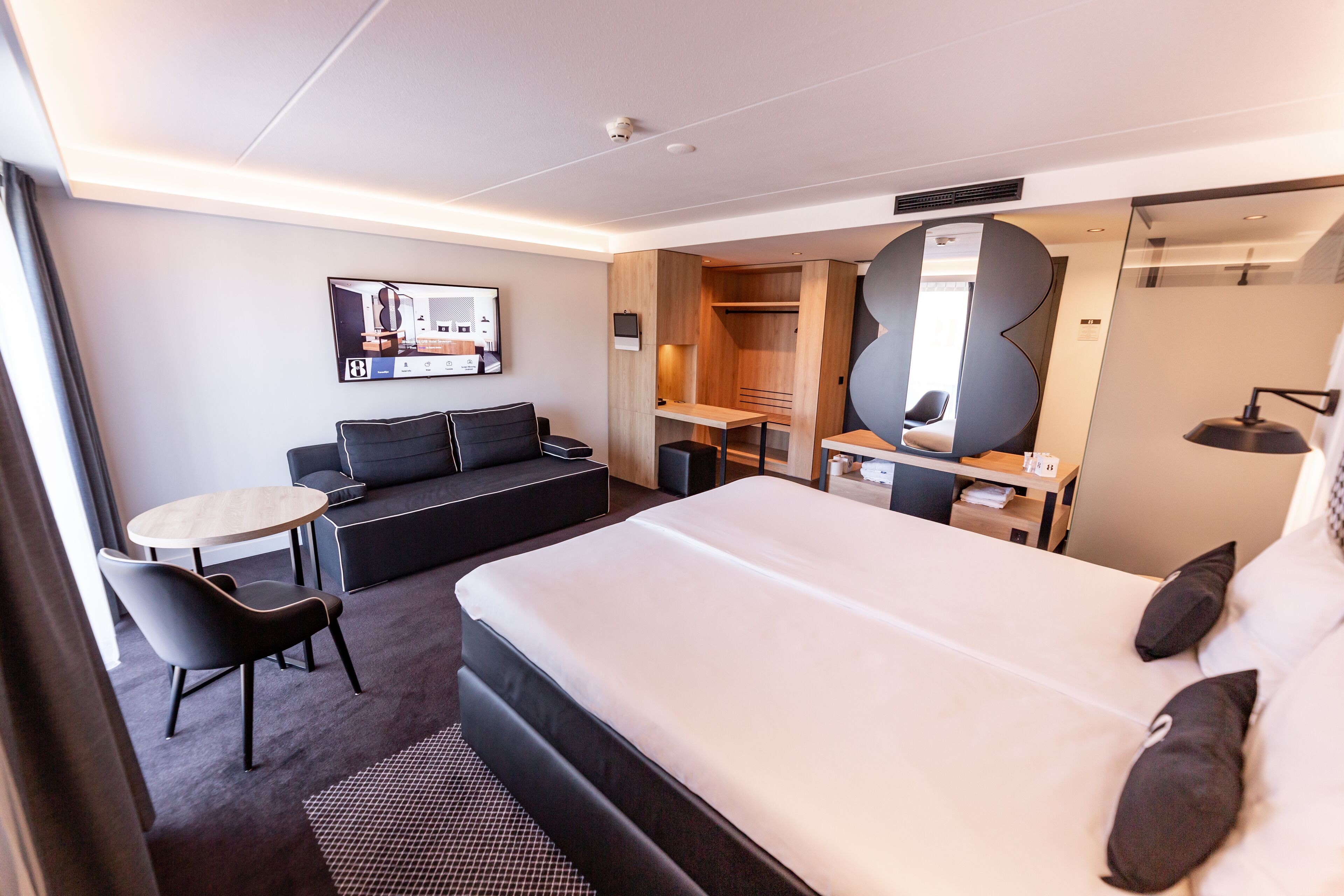 deluxe suite, 1 queen bed, non smoking | 1 bedroom, premium bedding, in-room safe, free wifi