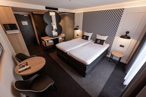 Ropa de cama de alta calidad y caja de seguridad en la habitación