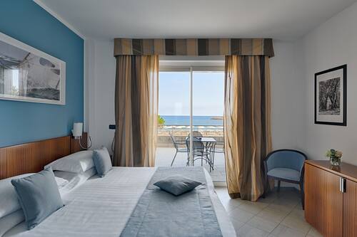 Suite, vista mare | Copriletto in piuma, una cassaforte in camera, una scrivania
