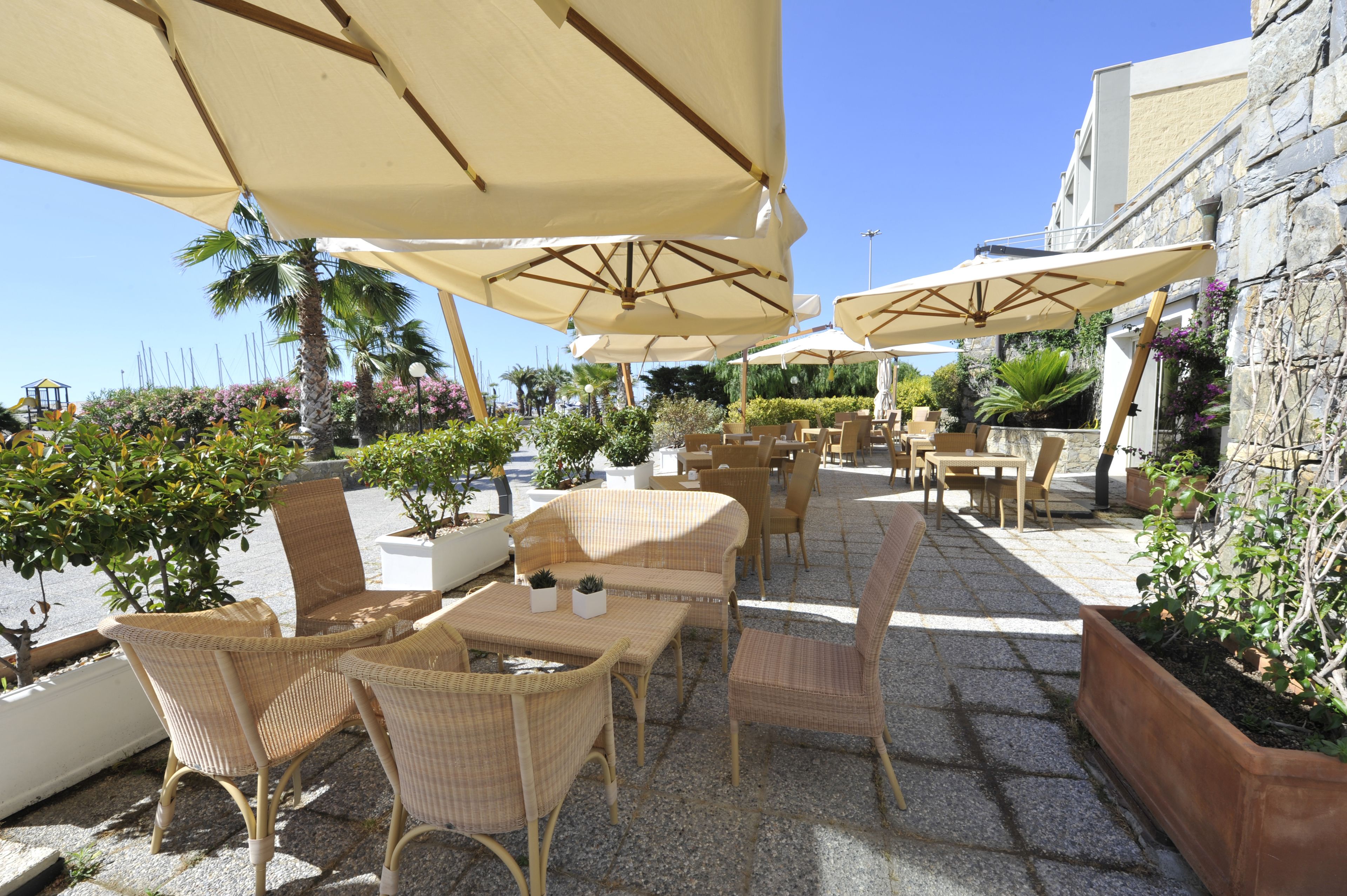 Frühstück, Mittagessen, Abendessen, mediterrane Küche, Blick aufs Meer 