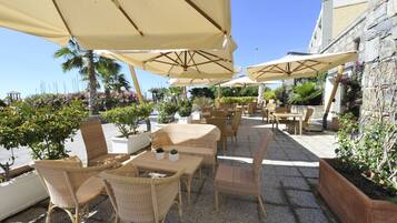 Serveert ontbijt, lunch, Mediterrane gerechten, uitzicht op de zee