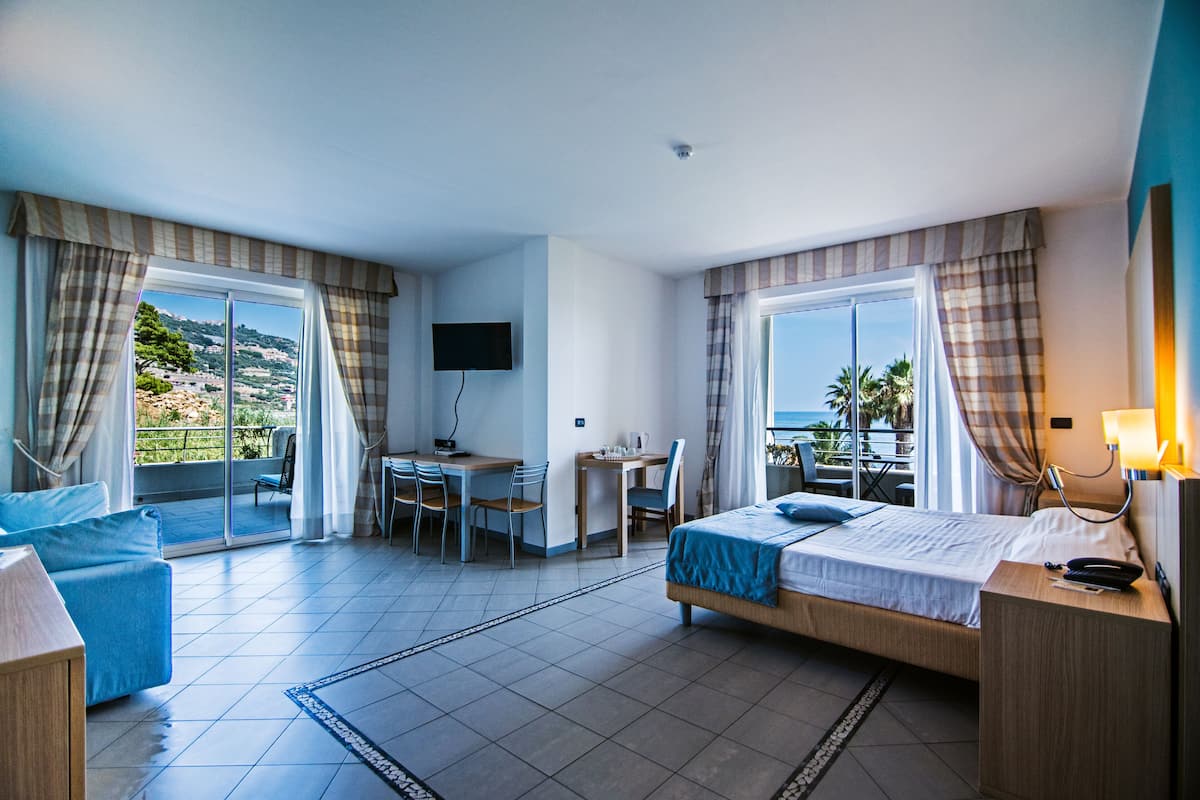 Deluxe Room | Down duvets, in-room safe, desk, blackout curtains