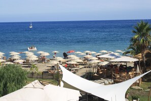 Privatstrand, LiegestĂŒhle, Sonnenschirme, StrandtĂŒcher